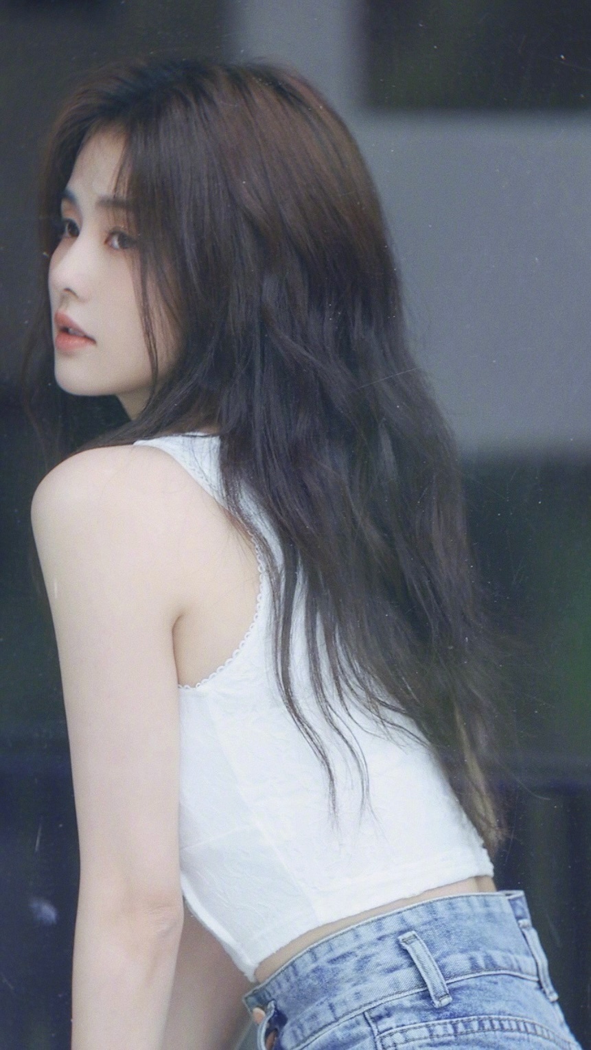 白鹿晒夏日小清新穿搭,白色蕾丝背心性感撩人,身材火辣