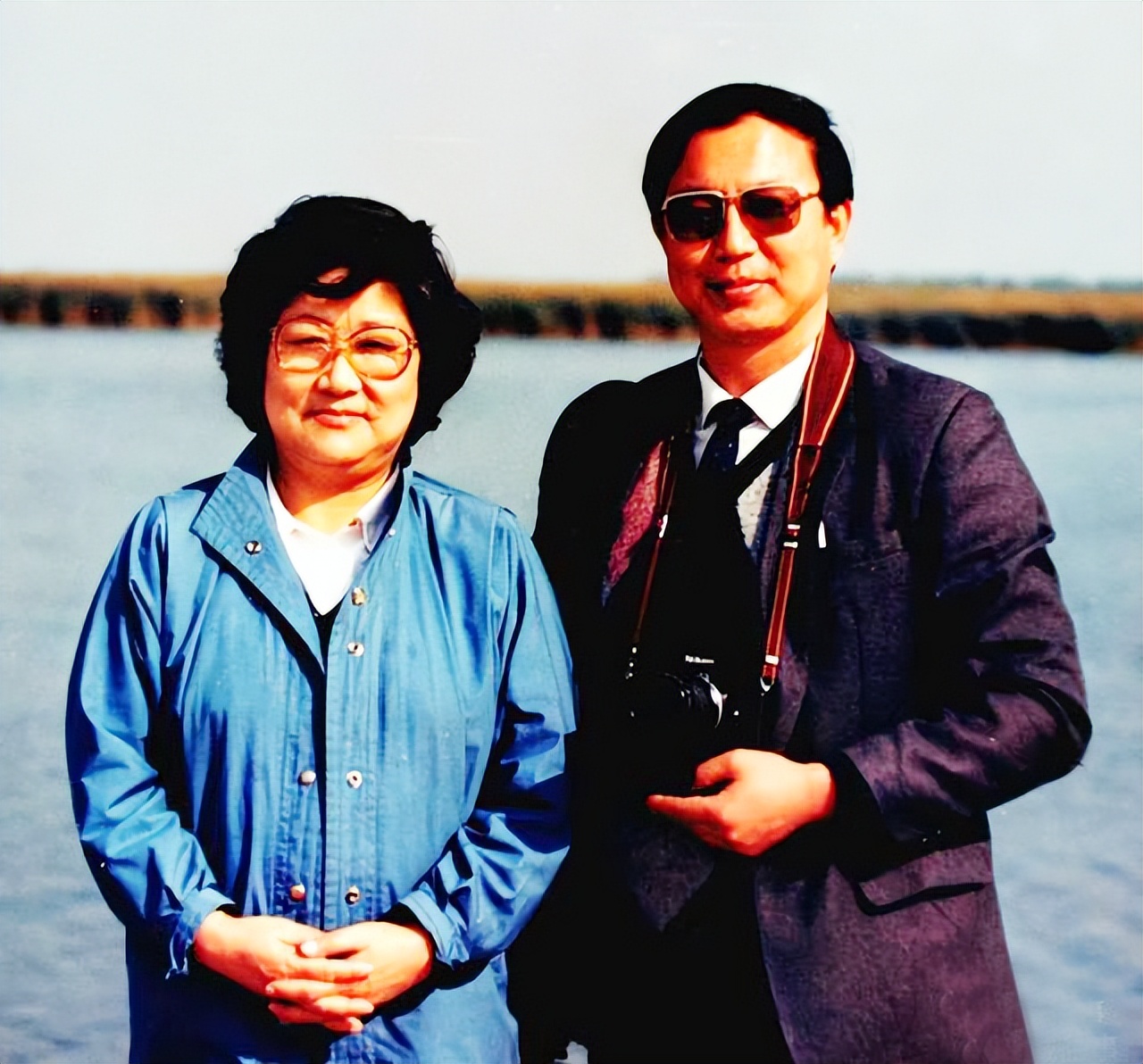 进入晚年,马玉涛也不参加演出了,老两口每天遛弯,写字,生活好不自在.