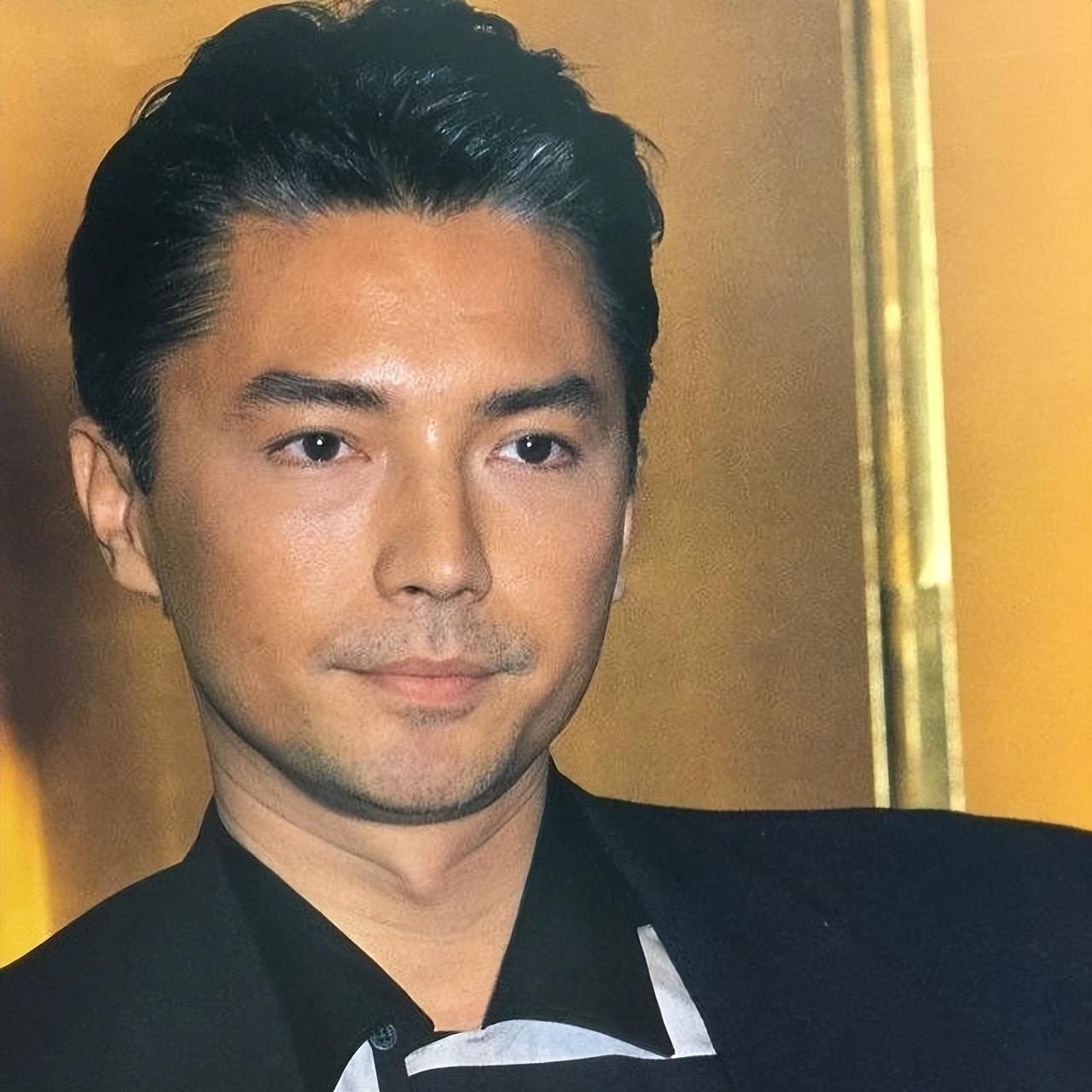 多年下来,尊龙的作品都反响平平,当初辉煌的事业就此停滞不前.