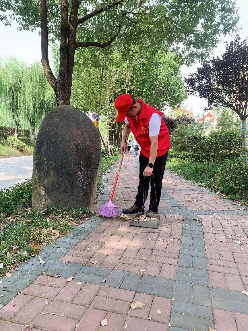 文明见于细节创建从我做起西乡县退役军人志愿者服务队开展夏季送清凉