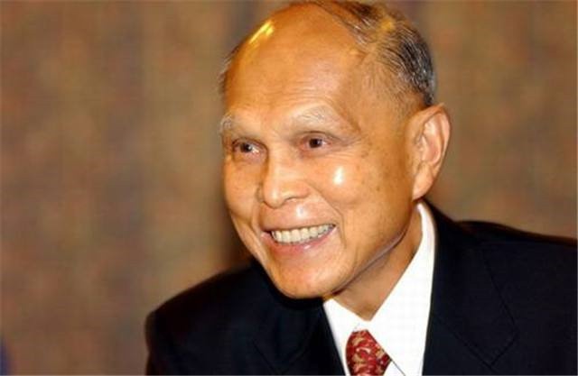 霍英东二房冯坚妮，霍母百般阻拦下偷偷迎娶，让霍英东钟情52年