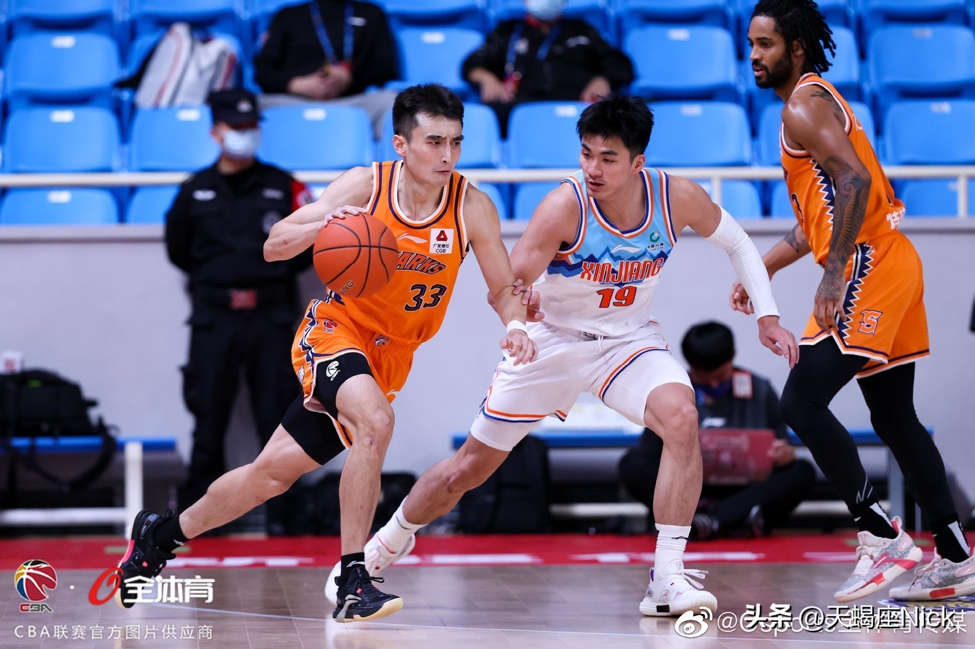 nba上海賽有哪些球員</h2>

<p>　　兩隊本賽季首回合較量發生在常規賽首輪。開場后，新疆隊迅速進入狀態，建立起兩位數的領先優勢。休賽期陣容變化較明顯的上海男籃，似乎仍處于磨合階段，無論是3名外援還是其他本土球員的狀態都一般。盡管上海男籃在二三兩節奮力追趕，并且一度將分差縮小到1分，但全隊整體投籃命中率偏低，加上無謂失誤較多，很快又讓新疆隊將領先優勢擴大。最終，上海男籃100:118不敵新疆隊。</p>

<p>　　<img alt=