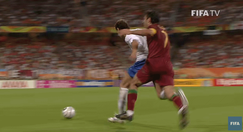 2006世界杯荷兰葡萄牙录像(世界杯史上最疯狂的比赛，荷兰葡萄牙上演全武行！C罗被踢哭退场)