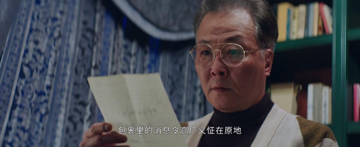 “晴格格”演酒店经理大变样，白衬衫丸子头气质足，49岁风韵犹存