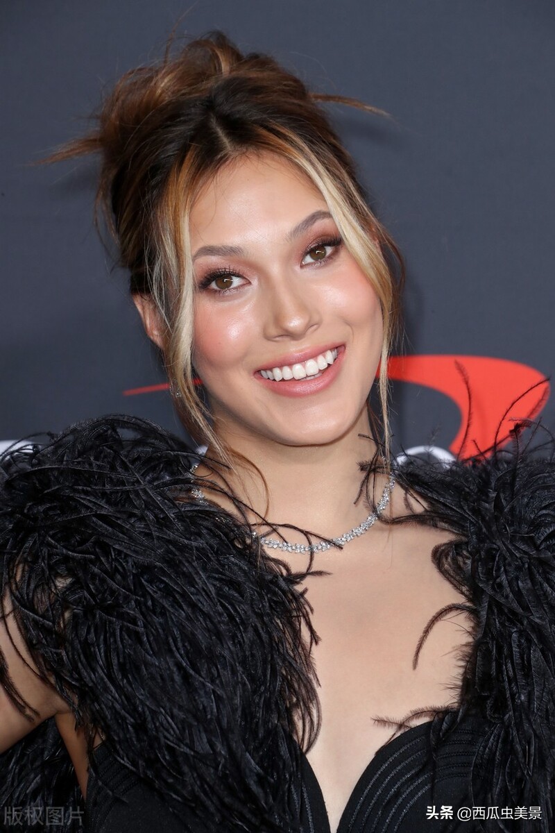 谷爱凌在美国洛杉矶参加颁奖典礼，穿着成熟酷飒十足