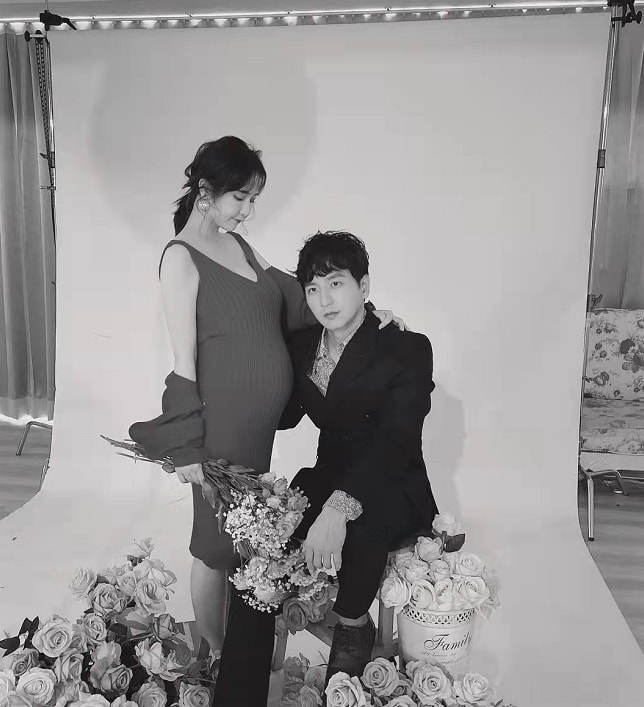 棒棒堂成员杨奇煜晒全家福，官宣二胎得子，王子贺军翔众星送祝福