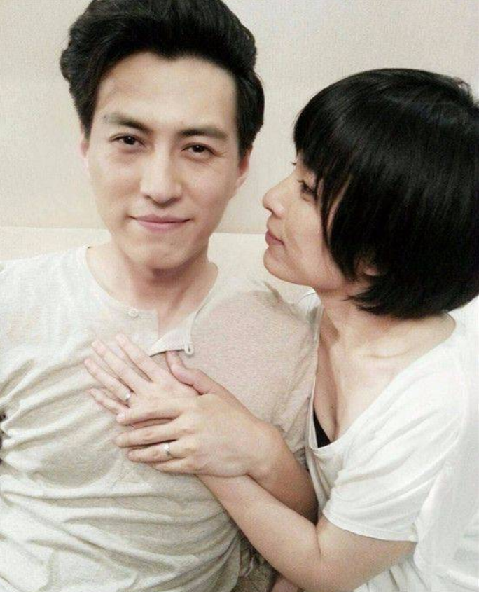 靳东江珊(靳东:与大9岁的江珊姐弟恋未果,后娶二婚李佳,如今家庭幸福)