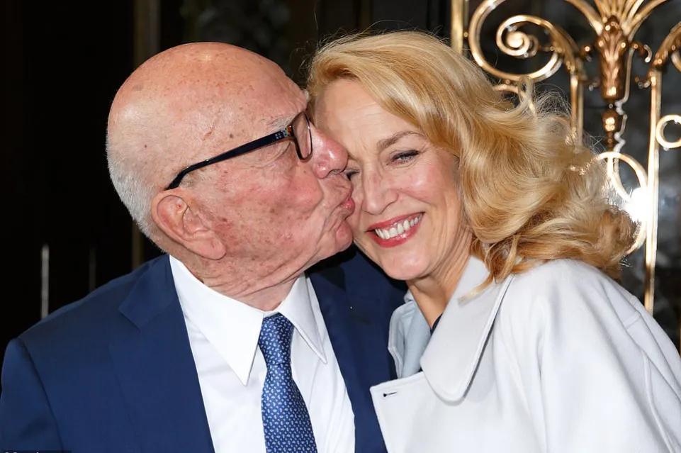 邓文迪91岁前夫默多克要离婚，妻子年轻时随身带婚纱求嫁摇滚巨星