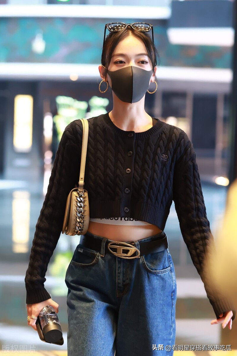 吴谨言身穿黑色短款毛衣搭配牛仔裤尽显好身材,精致妆容好气质