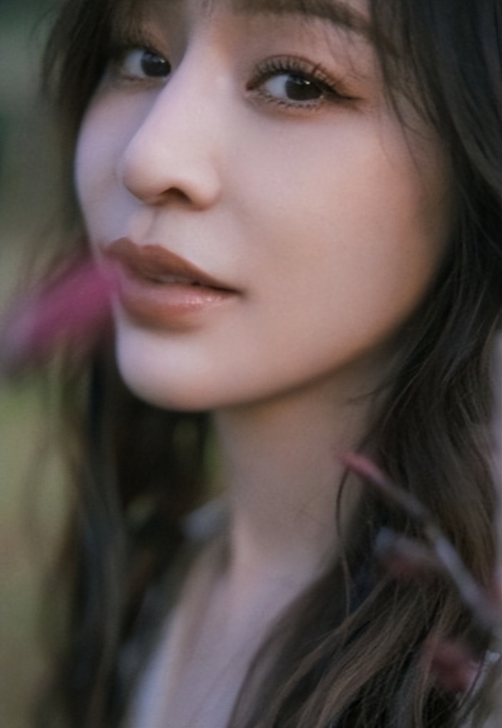 王心凌分享游玩照 漫步草丛状态好似少女