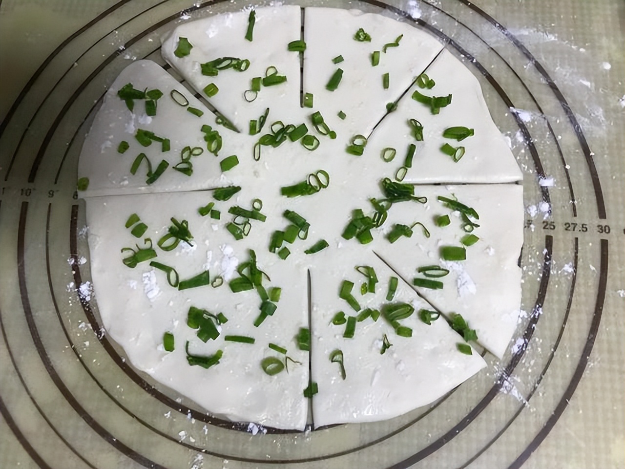 图片[8]-【葱花饼】做法步骤图  酥香层又多 凉了也不硬-起舞食谱网
