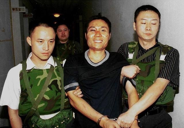 “中國第一悍匪”張君，6年殺26人劫財600萬，5個情婦4個被判死刑