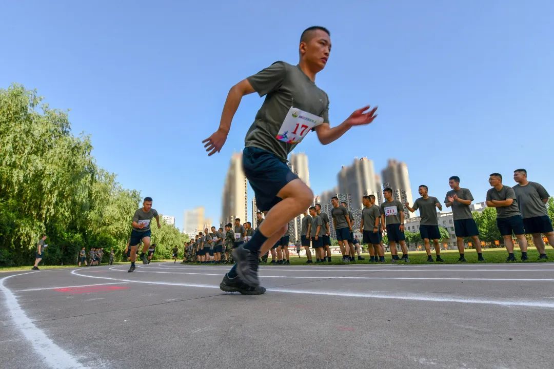 足球场上搬运伤员集锦图(挑战，谁才是真正的“全能王”？)