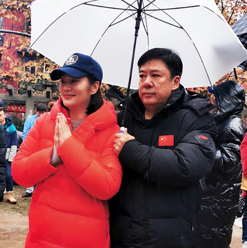 晚年因狂飙再次爆火的张潮:二婚娶娇妻,大女儿现在也是知名演员