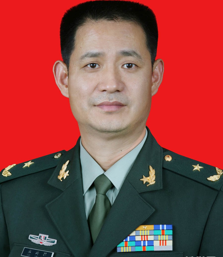 他在2011年与费俊龙两人晋升将官军衔时,晋升的是专业技术少将军衔