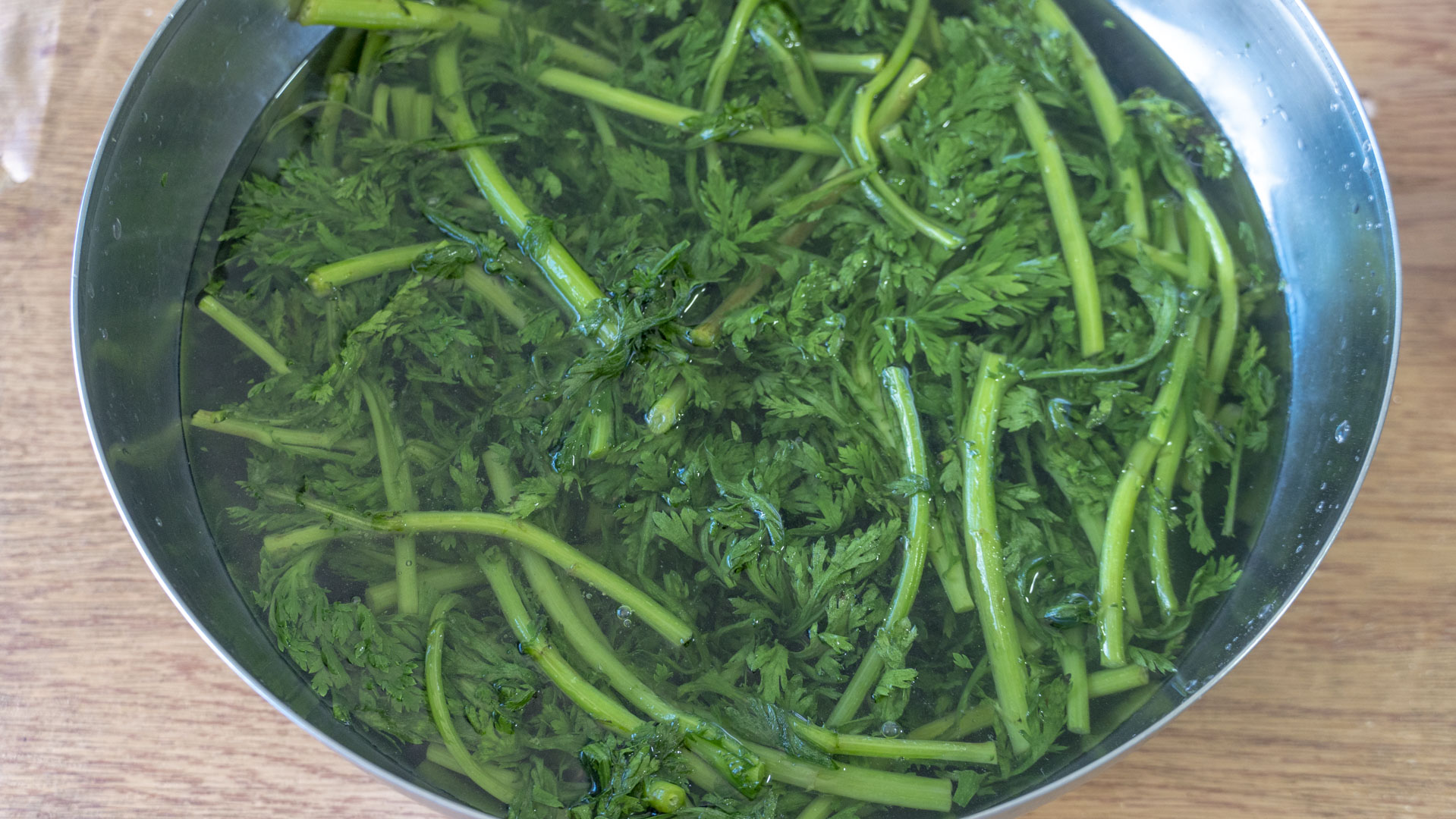 香醋,蚝油,盐,糖,鸡精,蒜末,辣椒面,白芝麻,热油1,先准备200克花生米