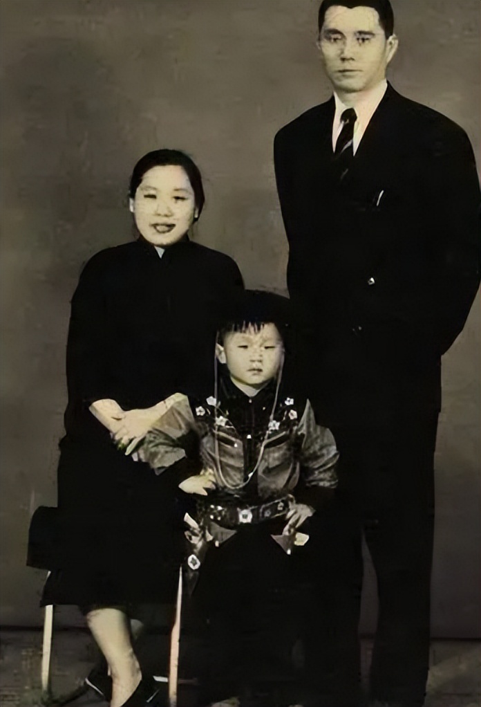 在丈夫的悉心照料下,陈莉莉顺利生产,取名陈港生,因进入娱乐圈发展后