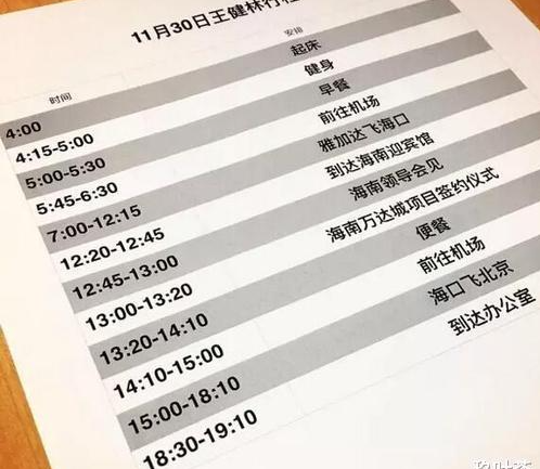 清晨微光中，时光悄然流淌，岁月静好如诗。