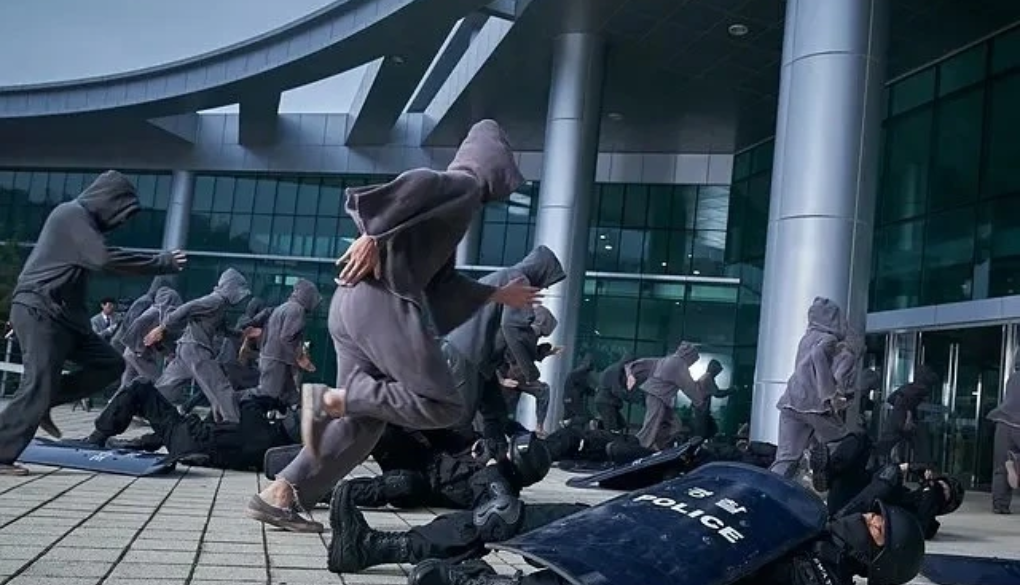 在近乎金刚不坏之身的丧尸面前,警察一筹莫展,根本无法阻止丧尸杀人.