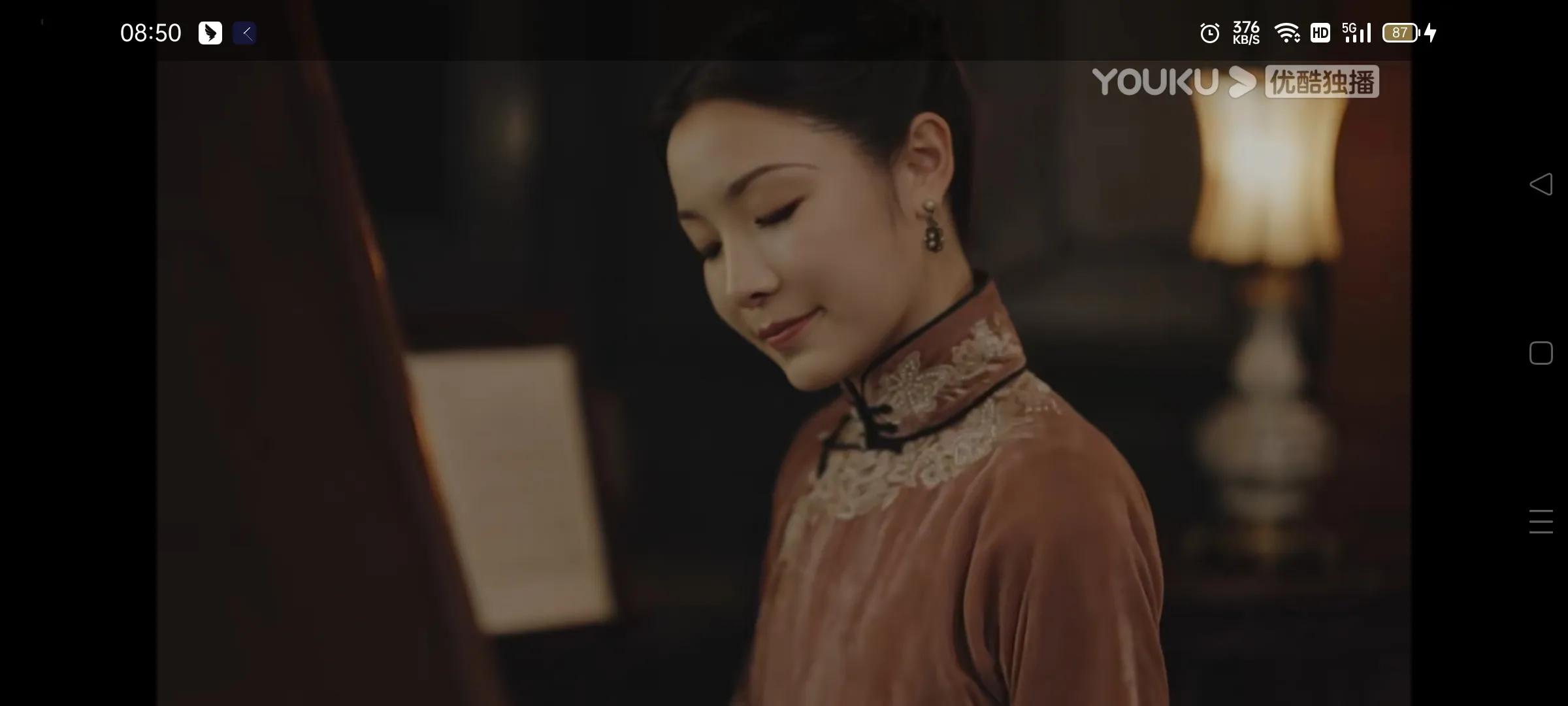 《传家》传家 衣服打扮有点蹊跷 有人皮毛大衣 有人却短袖旗袍