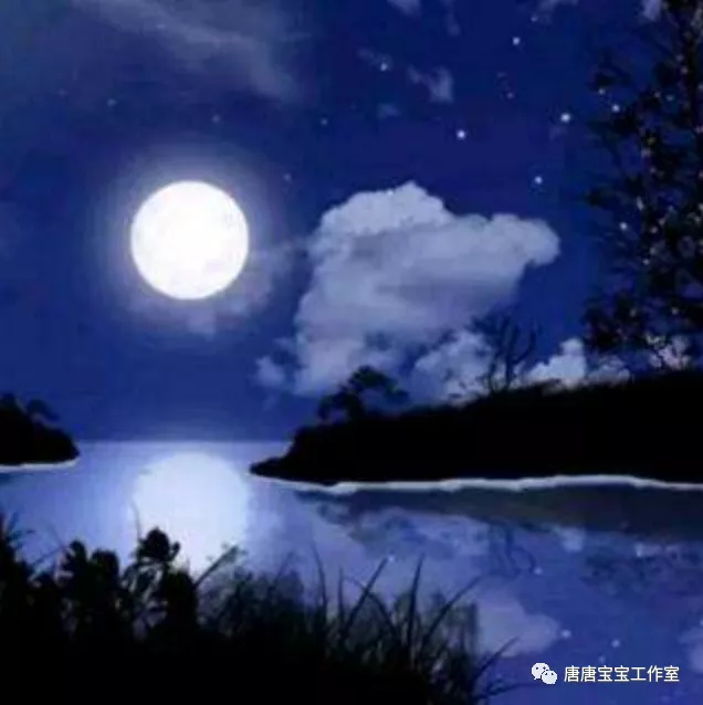 这是最美的夜景，银光塔顶上挂着圆月，山海相连，日月熠熠生辉。