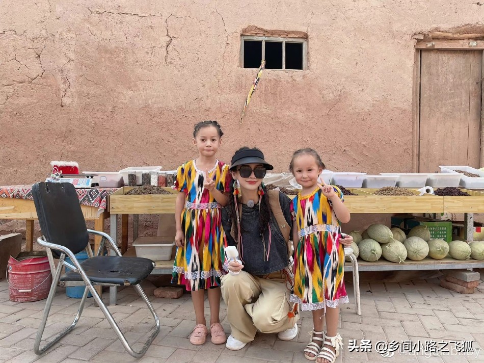 angelababy晒新疆美景照 蹲地与小朋友们合照亲和力十足