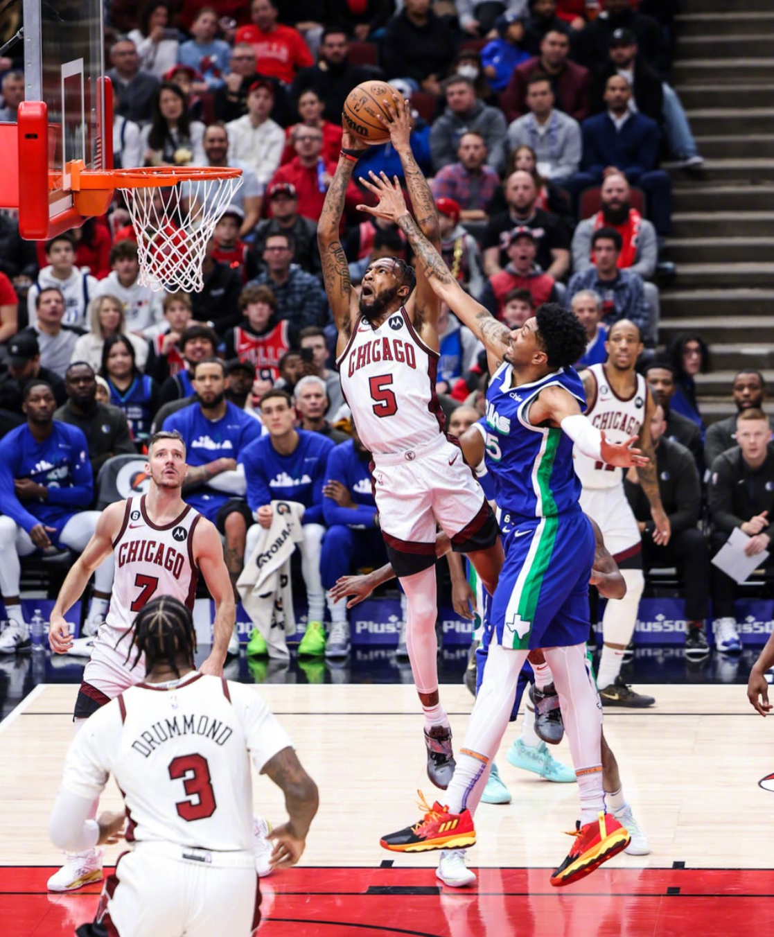 nba球員穿的都是哪些球鞋（NBA球員上腳：庫里穿curry1北極光，克萊穿安踏KT8）