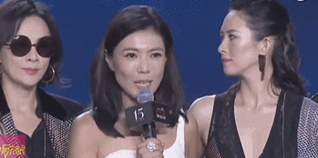 娱乐圈最精彩的戏，都在明星的微表情里，那信息量太大，我不能笑