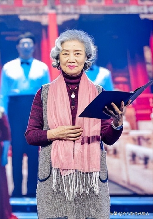 同是50+女星走红毯，内地女星和港台女星的造型，差距真是太远了