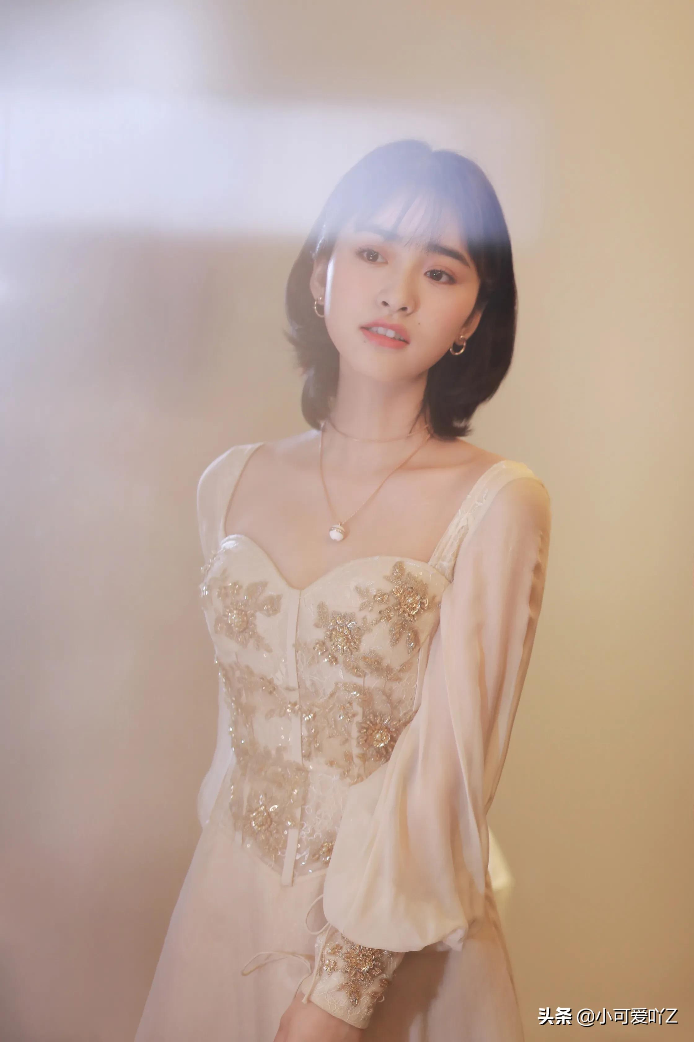 沈月，淡雅裙装，清纯甜美