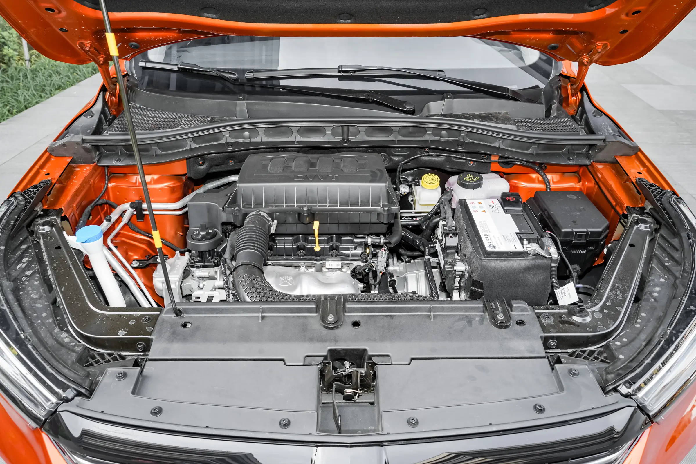 体验荣威RX3，搭载1.6L发动机，油耗低至6.1L，起售价6.98万元