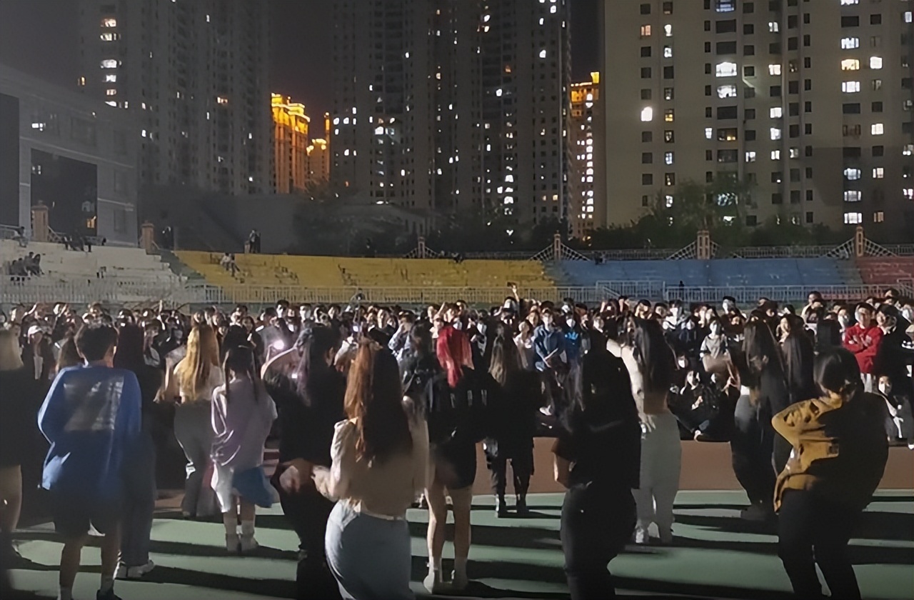 封校后，美女大学生在操场热舞，舞姿妩媚，引众人围观