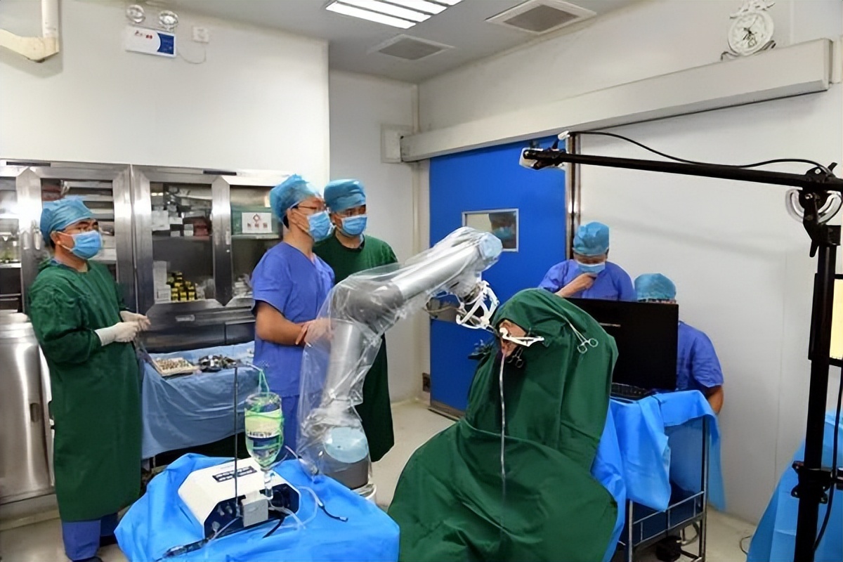 种植牙机器人开始广泛应用，但优秀的种植医生还是不可或缺