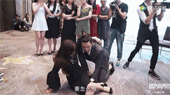 陈晓爬土堆，胡歌划旱船，黄圣依蛇出洞，那些幕后让我笑到肚痛