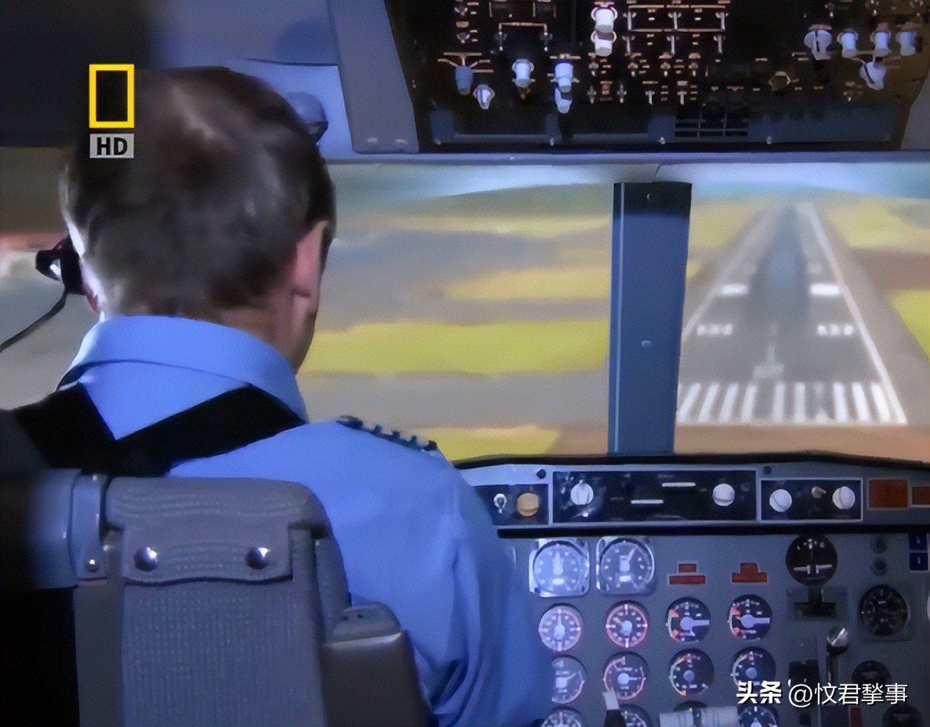 1988年太平洋空难，一架飞机在7500米高空裂开，空姐瞬间被吹飞