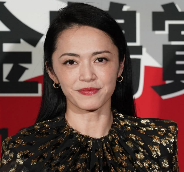 远离格格巫下巴、发面馒头脸，优雅老去才是中年女星最美的状态