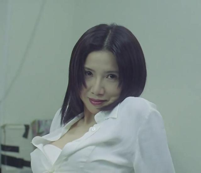 比如说在《龙在边缘》这部经典作品当中,关秀媚饰演的那位飞龙嫂就