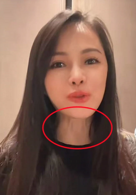 伊能静开心晒女儿送的新年礼物，小米粒紧搂妈妈贴脸合照，超有爱