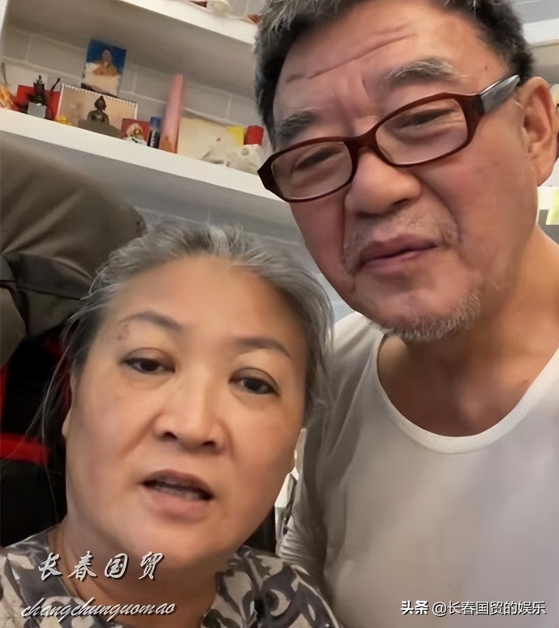 “老戏骨”李立群与画家老婆罕见同框，镜头前互搂大秀恩爱