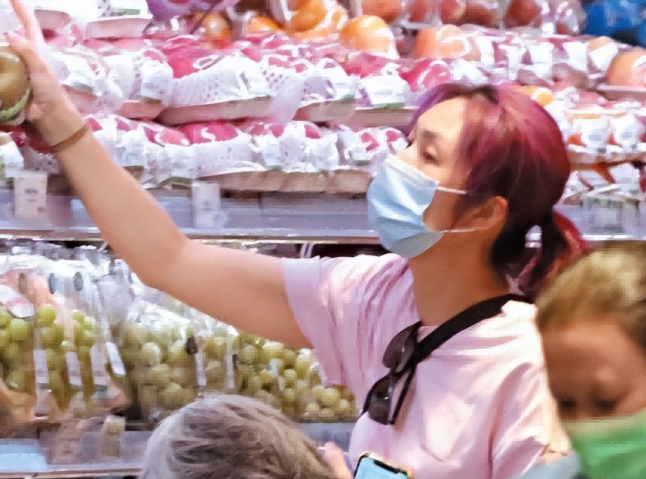 痘痘脸、赘肉、五五分！生图里的女星，让我看见了人间真实