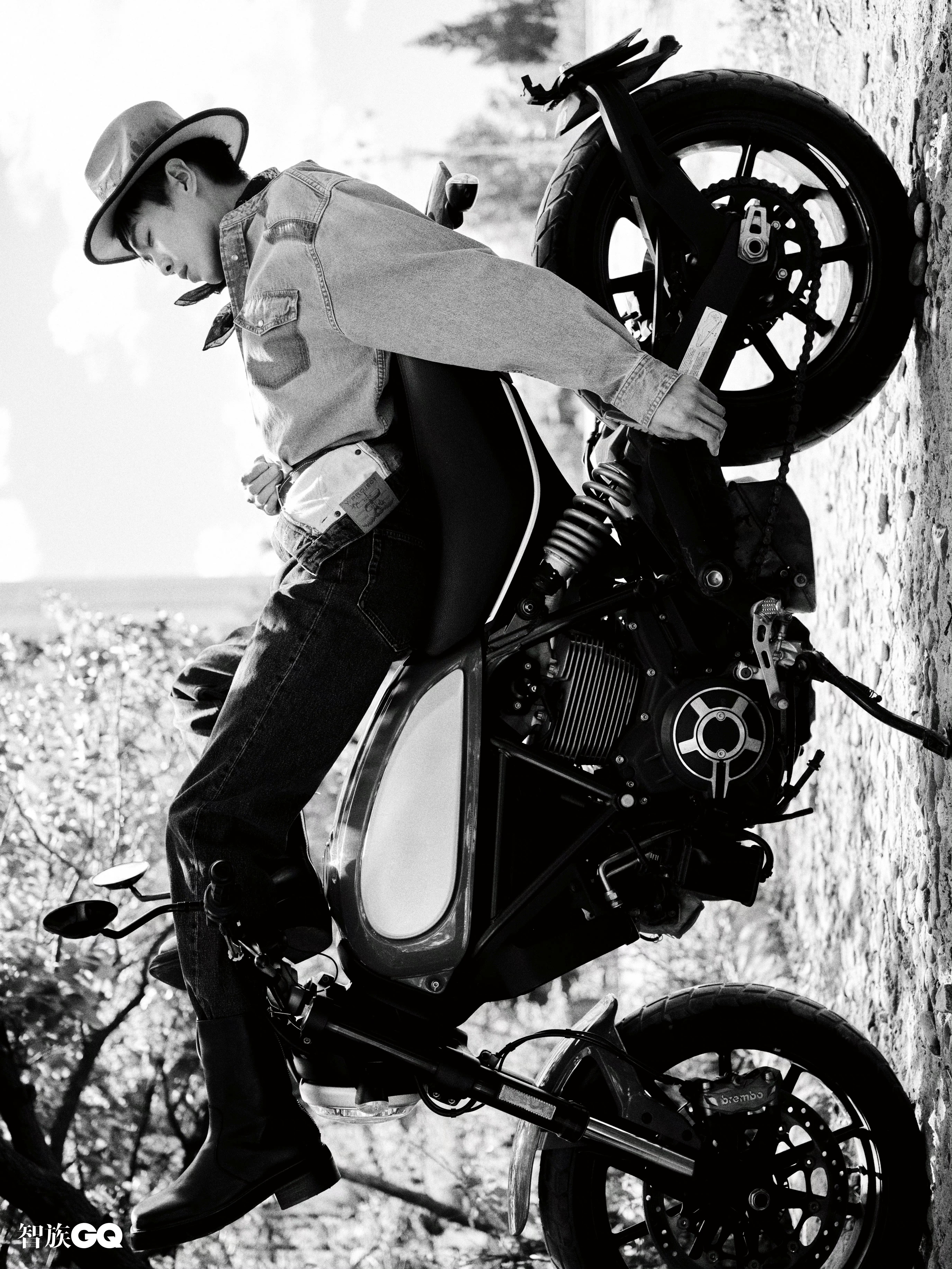 “机车少年”张若昀