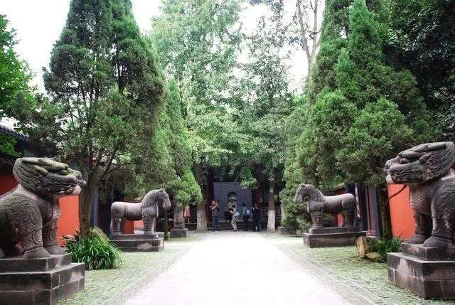 1995年，四川一山丘常年寒气逼人，考古队赶来查探