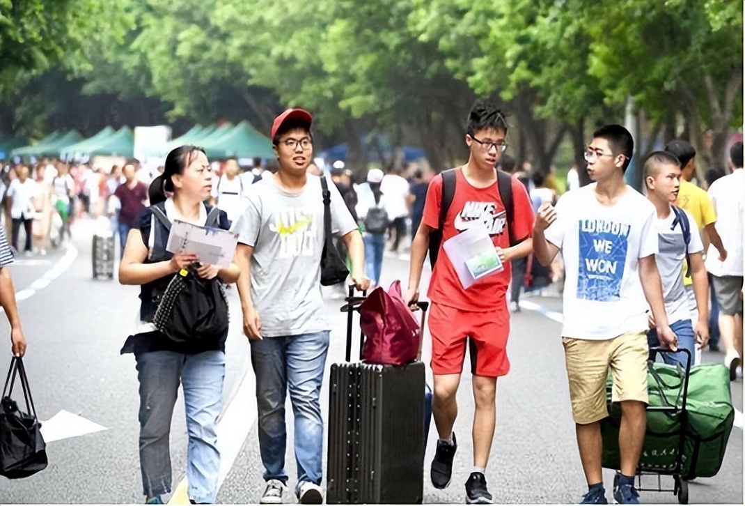 大学校园中女同学最“招人烦”的行为，都十分幼稚，一定要改正