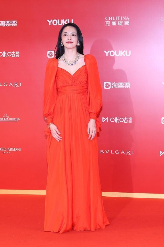 郝蕾姚晨同框比美，都穿裹身装效果可差不少，有点肉更好看