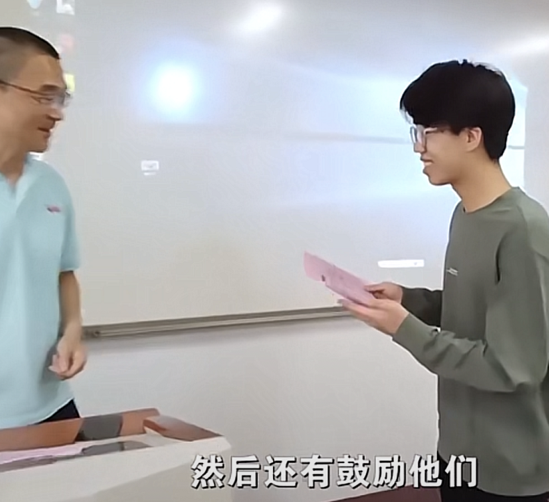 江苏大学美女老师走红网络，不仅人美还懂浪漫，网友：复读考江大