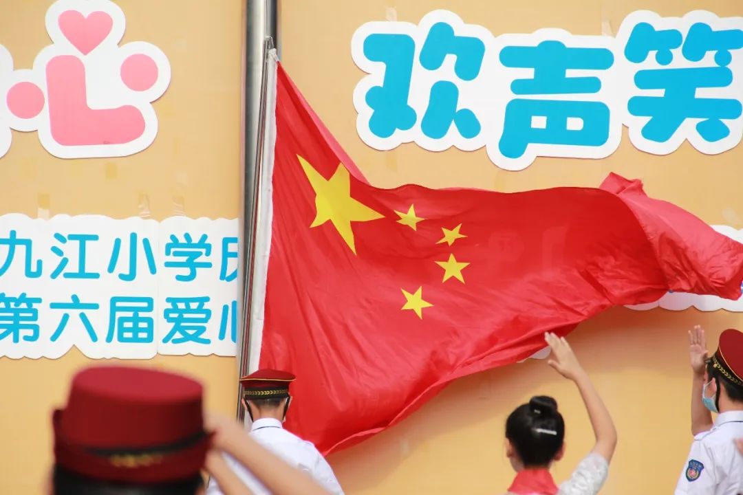 双流区九江小学举行“争做绿色低碳AI小达人”环保主题升旗仪式