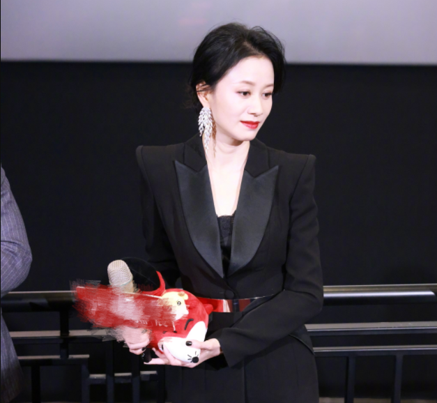 远离格格巫下巴、发面馒头脸，优雅老去才是中年女星最美的状态