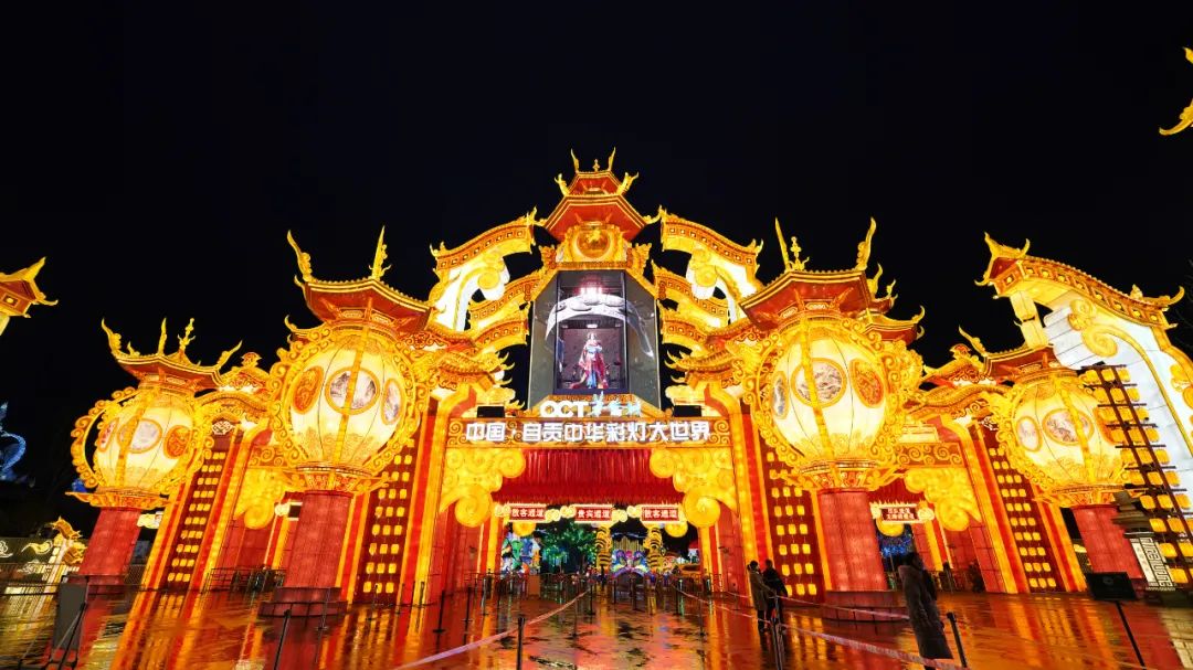 来到入口,是一座高近30米,宽近100米的灯柱大门,金碧辉煌,流光溢彩.