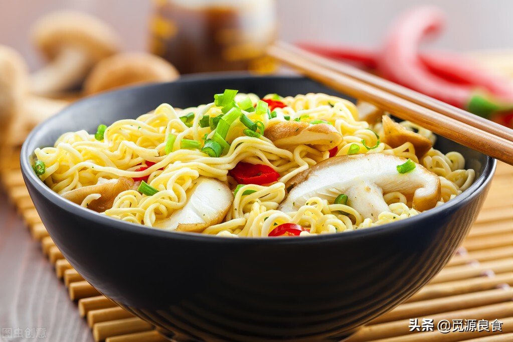 方便面十大健康危害：长期食用可导致营养不良、肠胃疾病等严重问题