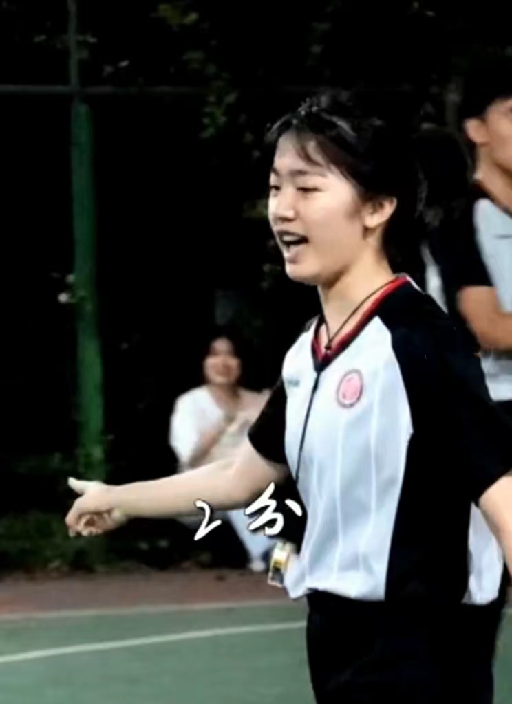杭州高校女生担任篮球赛裁判员，表现惊艳又美又飒，评论区却酸了
